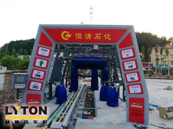 恒清石化引進FX-11系列電腦洗車機，洗車液和水蠟、自動仿行刷洗、自動仿行風干。