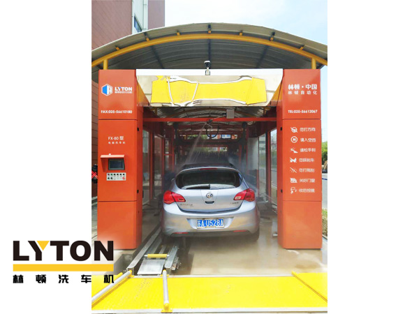林頓fx80型隧道式電腦洗車機設(shè)備主要模塊包含高壓預(yù)洗系統(tǒng)、超柔側(cè)刷系統(tǒng)、泡沫清洗系統(tǒng)、亮光蠟系統(tǒng)、自動仿形風干系統(tǒng)、智能控制系統(tǒng)等。
