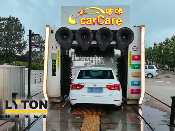綜合性服務(wù)加油場站常態(tài)化！加油超30L免費(fèi)洗車，山東日照中石油carCare咔咔配置龍門往復(fù)式電腦洗車機(jī)