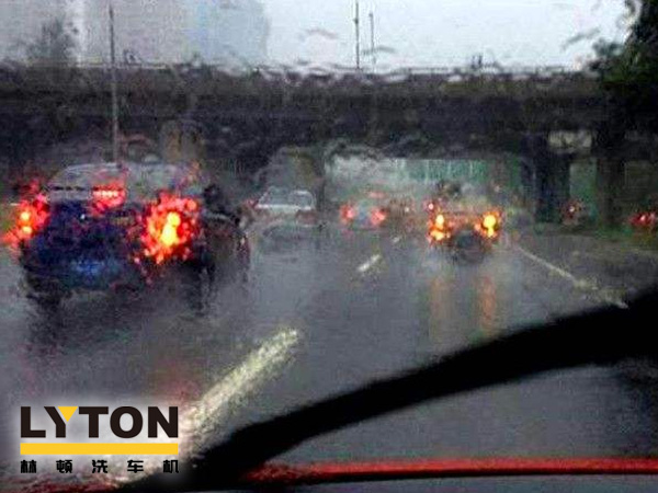 電腦洗車機南京林頓自動化再次提醒您，雨后一定要記得及時洗車。