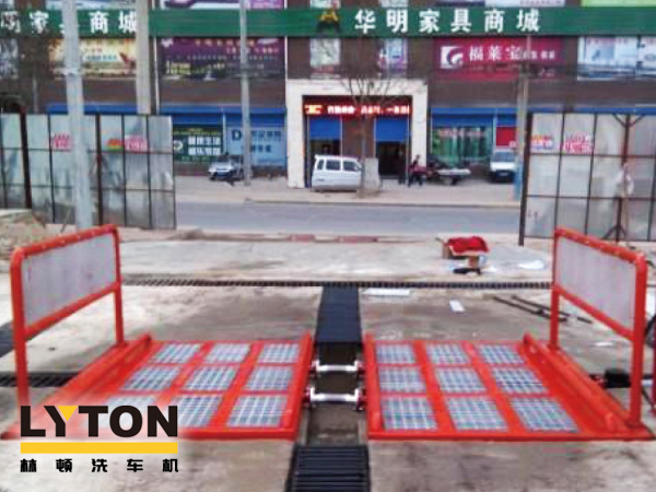 經(jīng)濟(jì)型工程車輛自動(dòng)洗輪機(jī)是林頓電腦洗車機(jī)專為沖洗各類工程車輛的輪胎及底盤而設(shè)計(jì)，該設(shè)備結(jié)構(gòu)簡(jiǎn)單，功能齊全，高壓沖洗工程車輛底盤及兩側(cè)。