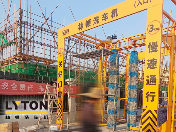 高自動化程度、洗車數(shù)量大、占地面積?。×诸D大型通道式巴士洗車機(jī)普遍適用于城市公交場站