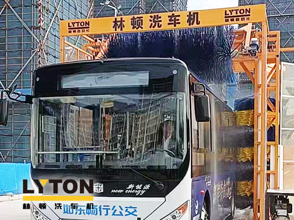 為乘客打造整潔乘車環(huán)境，如東暢行公交配置林頓3刷大巴全自動洗車機(jī)