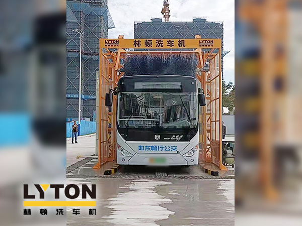 為乘客打造整潔乘車環(huán)境，如東暢行公交配置林頓3刷大巴全自動洗車機(jī)