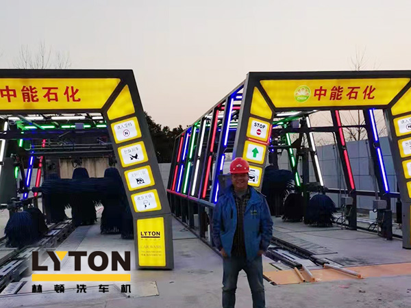 疫情時期，為減少人員接觸，加油站“無接觸”智能全自動洗車機服務受車主青咪