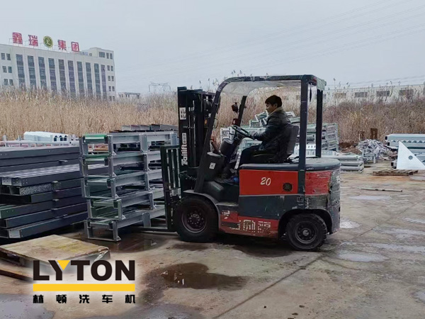 眾多加油站及公司自動洗車設備的供應商！品質(zhì)肯定！林頓全自動洗車機發(fā)貨現(xiàn)場